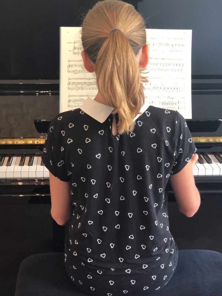 Enfant jouant du piano